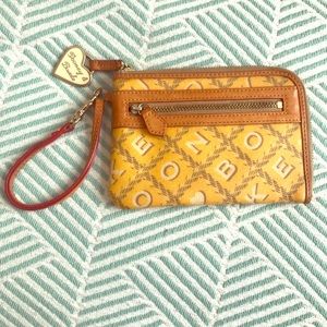 ⭐️Dooney and Burke Wristlet⭐️